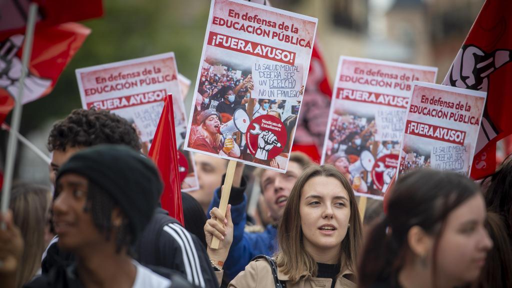 Imagen de archivo de una manifestación de estudiantes, con pancartas que rezan 'En defenda de la Educación Pública, ¡Fuera Ayuso!'.