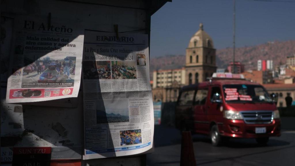 Fotografía que muestra un lugar de venta de periódicos en La Paz (Bolivia)