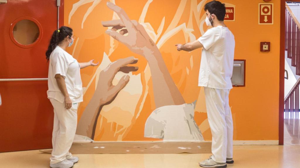 Mural del artista Pablo Zárate en la entrada de oncologia de adultos del Hospital Clínico Lozano Blesa de Zaragoza
