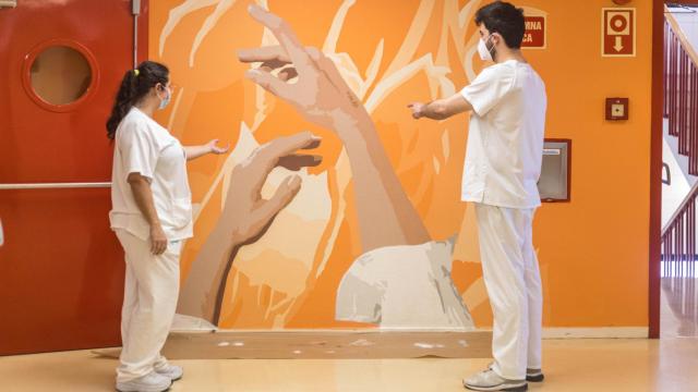 Mural del artista Pablo Zárate en la entrada de oncologia de adultos del Hospital Clínico Lozano Blesa de Zaragoza