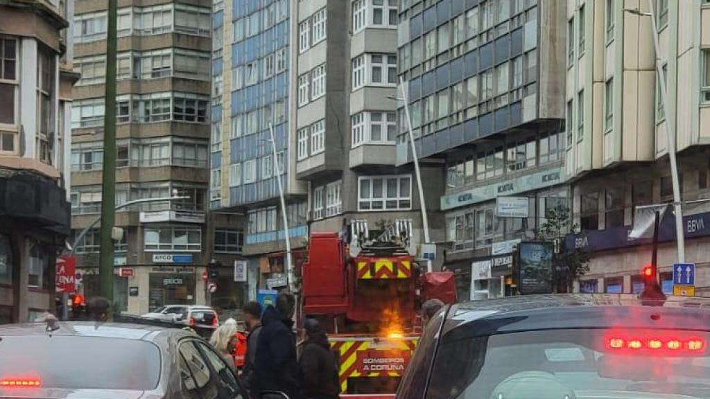 Bomberos interviniendo esta tarde en Juan Florez.