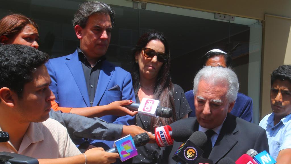 Álvaro, el hijo mayor de Mario Vargas Llosa, junto a sus dos hermanos, Gonzalo y Morgana, este lunes, en Barranco, Lima, atendiendo a la prensa.