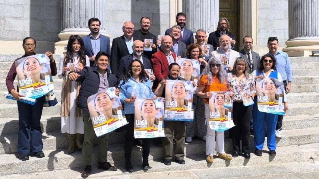 Diputados de Sumar y de otros grupos parlamentarios junto al equipo de campaña de Luisa González, la semana pasada en el Congreso.