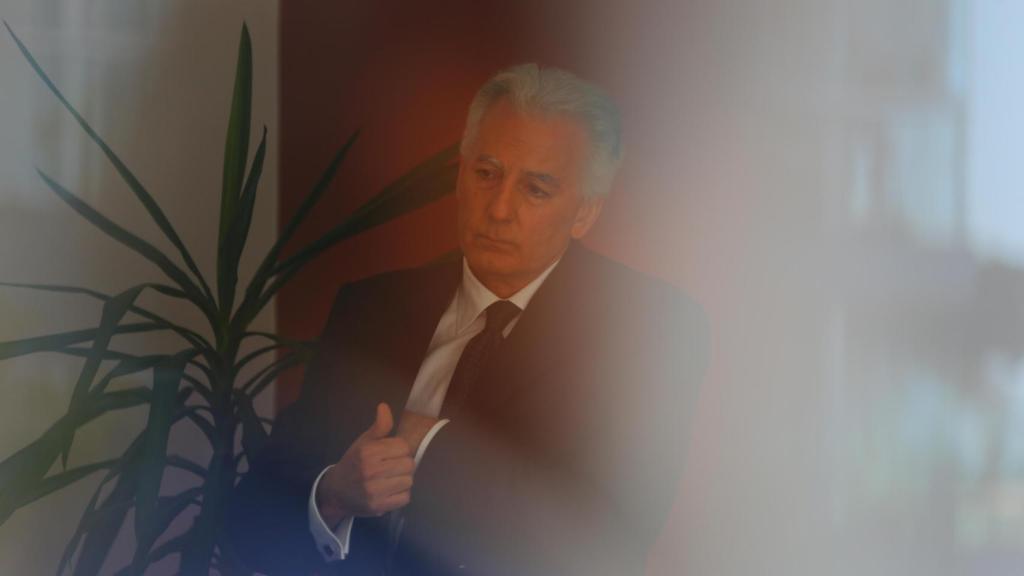 Álvaro Vargas Llosa, roto de dolor en el último adiós a su padre.