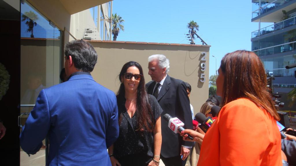 Morgana, de negro riguroso, saludando a la prensa.