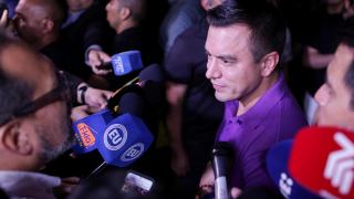 El presidente de Ecuador y candidato a la reelección Daniel Noboa habla a los medios de comunicación mientras el consejo electoral dice que ha ganado las elecciones presidenciales, en Santa Elena, Ecuador 13 de abril 2025.