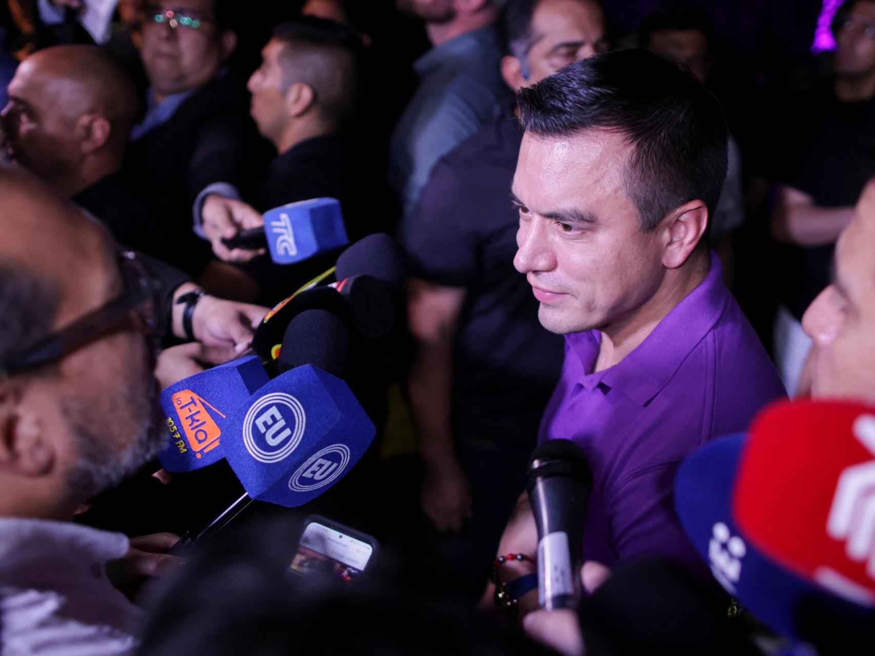 El presidente de Ecuador y candidato a la reelección Daniel Noboa habla a los medios de comunicación mientras el consejo electoral dice que ha ganado las elecciones presidenciales, en Santa Elena, Ecuador 13 de abril 2025.