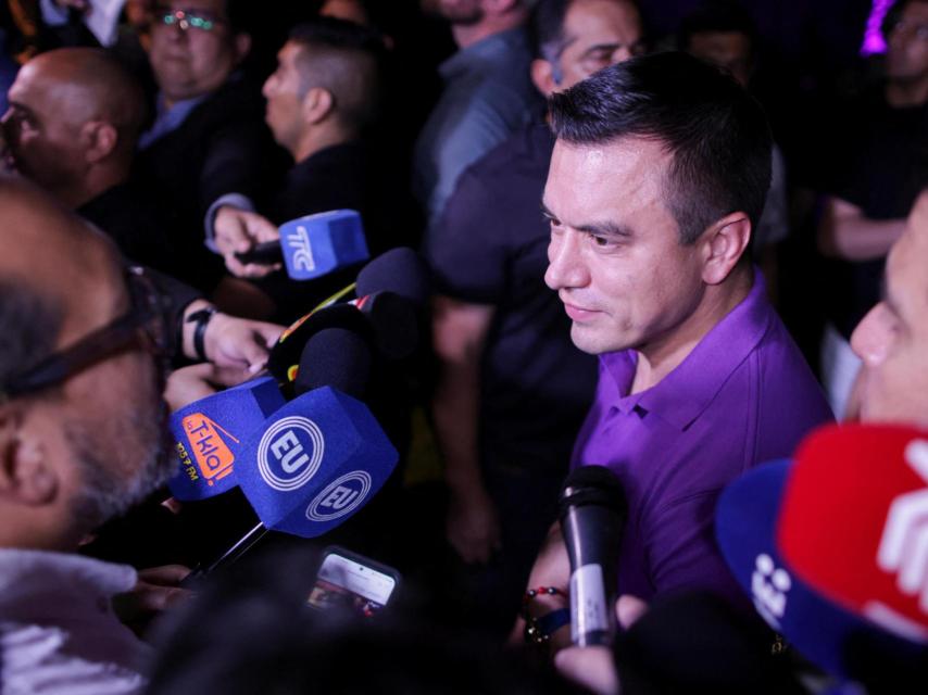 El presidente de Ecuador y candidato a la reelección Daniel Noboa habla a los medios de comunicación mientras el consejo electoral dice que ha ganado las elecciones presidenciales, en Santa Elena, Ecuador 13 de abril 2025.