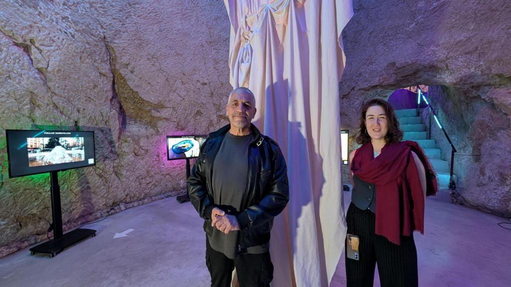 Miguel Ángel Sánchez y Marina Yvette en la primera de las salas de los pozos de Garrigós.