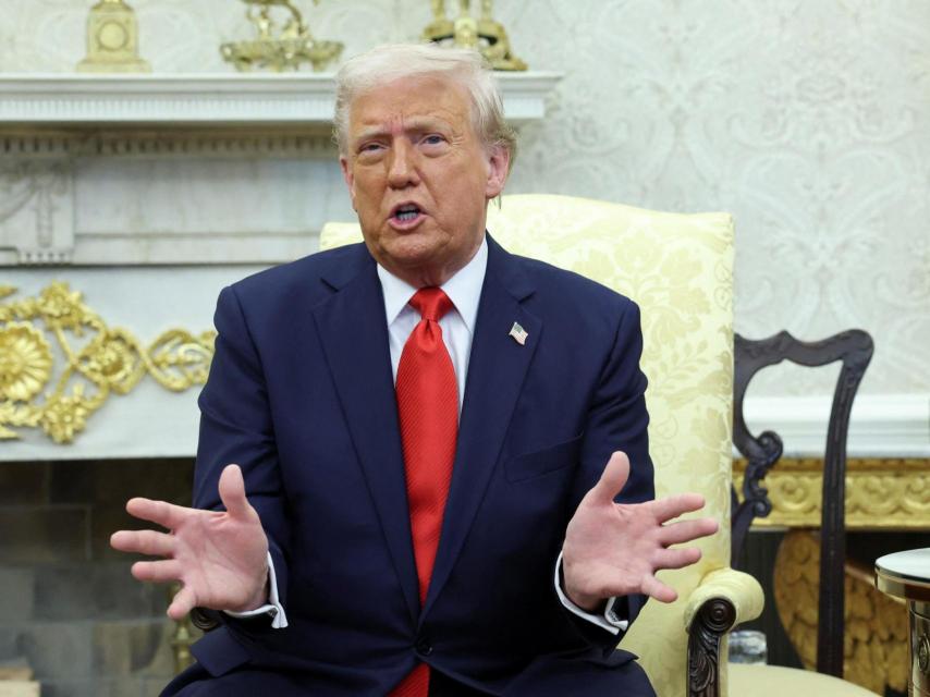El presidente de Estados Unidos, Donald Trump, se reúne con el presidente de El Salvador, Nayib Bukele (no en la foto), en el Despacho Oval de la Casa Blanca en Washington, Estados Unidos, el 14 de abril de 2025.