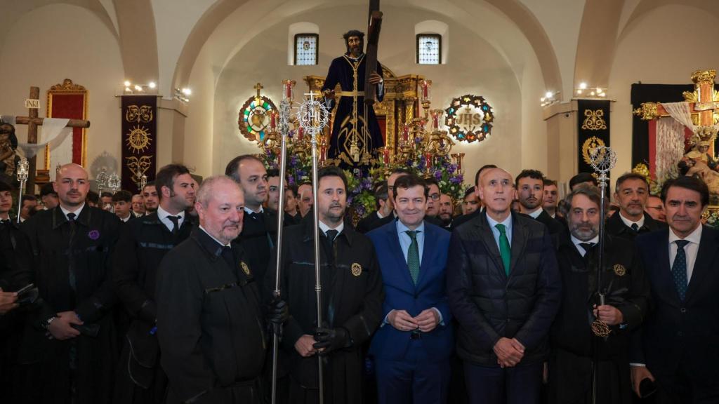 El presidente de la Junta de Castilla y León, Alfonso Fernández Mañueco; y el alcalde de León, José Antonio Diez en la Procesión de La Pasión