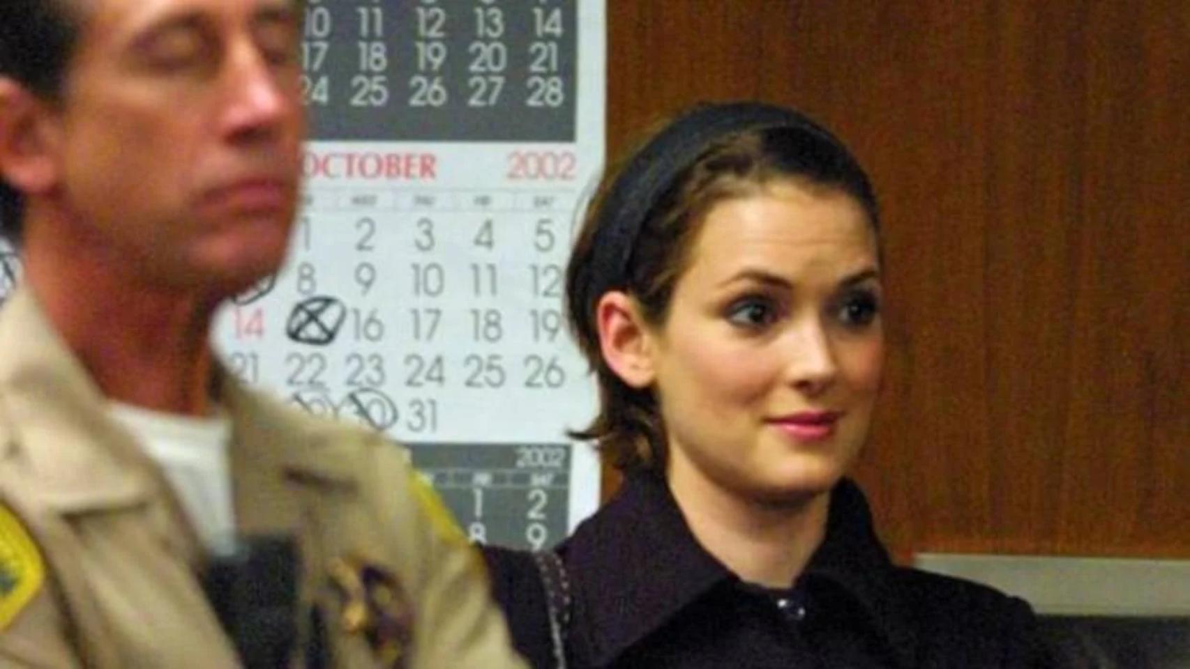 La actriz Winona Ryder acudió a terapia por cleptomanía tras ser declarada culpable de robo en 2001.