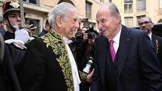 Mario Vargas Llosa y Juan Carlos I el día que el escritor ingresó en la Academia Francesa.