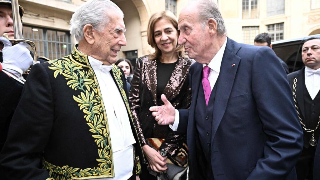 Mario Vargas Llosa y el rey Juan Carlos 12 años después de que el Emérito concediera un título nobiliario al escritor.