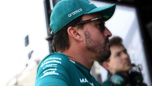 Fernando Alonso, en el muro de Aston Martin durante el GP de Baréin 2025
