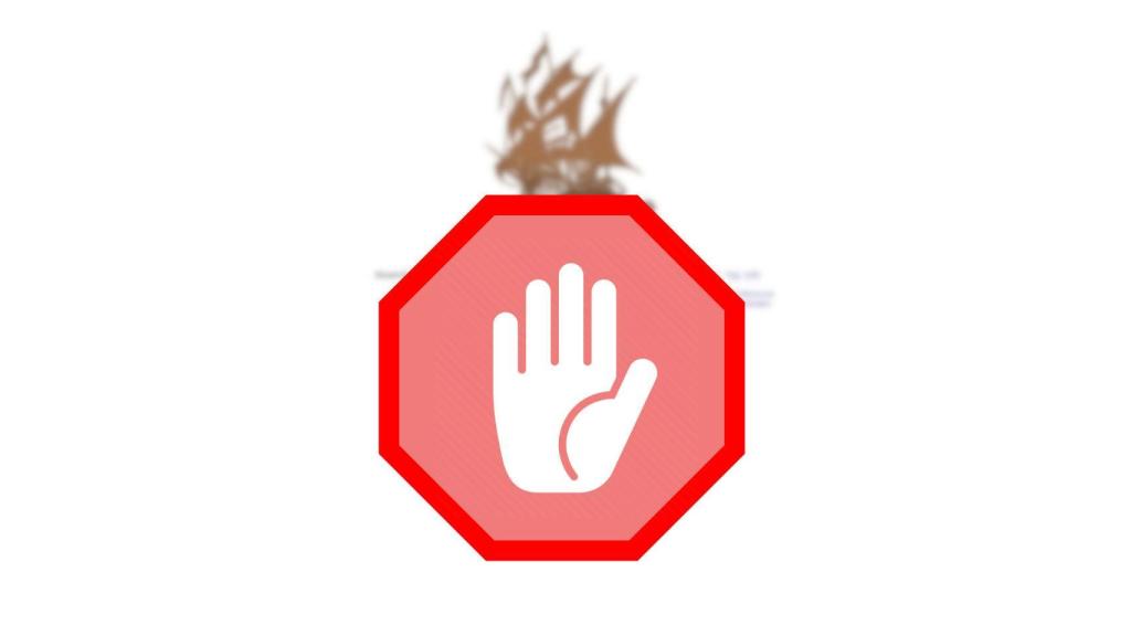 Montaje con la página de Pirate Bay con el icono de bloqueo del Ministerio de Cultura