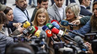 La delegada del Gobierno, Pilar Bernabé, atiende a la prensa a su llegada a la Ciudad de la Justicia de Valencia.