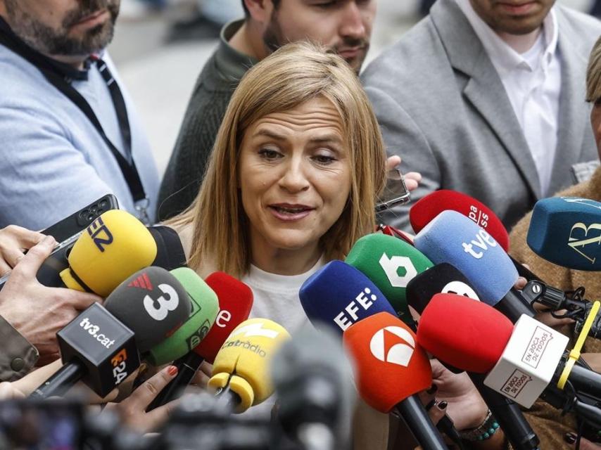 La delegada del Gobierno, Pilar Bernabé, atiende a la prensa, este lunes,  a su llegada a la Ciudad de la Justicia de Valencia.