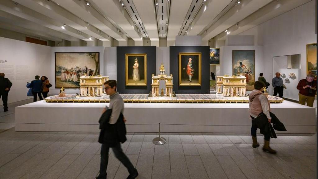 Visitantes en la Galería de las Colecciones Reales.