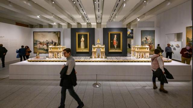 Visitantes en la Galería de las Colecciones Reales.