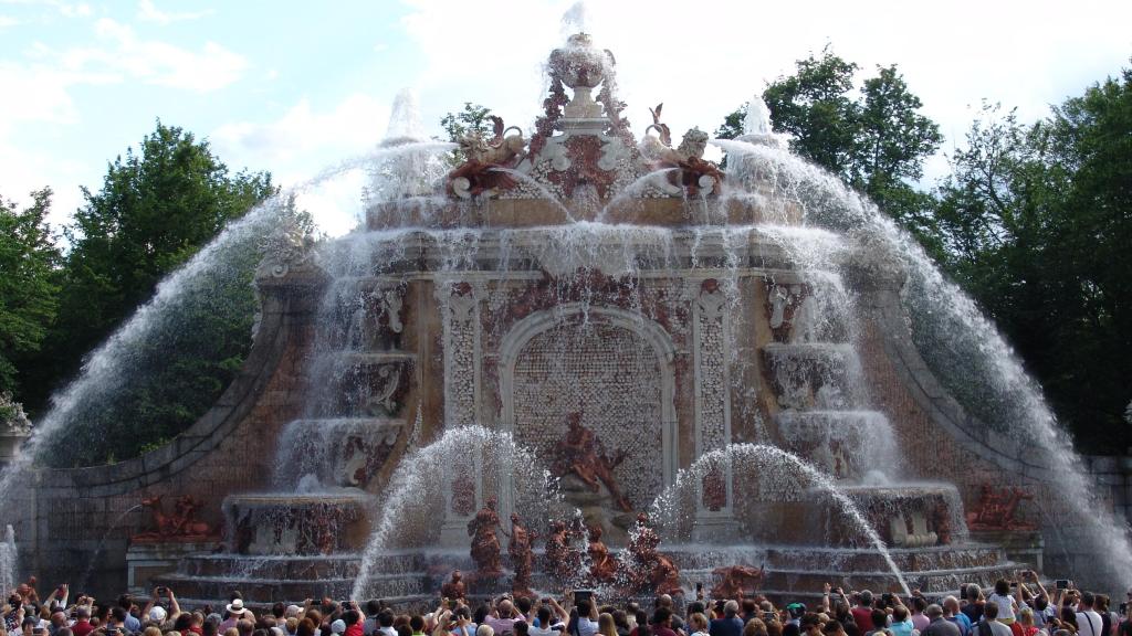 La fuente Baños de Diana de la Granja de San Ildefonso encendida.