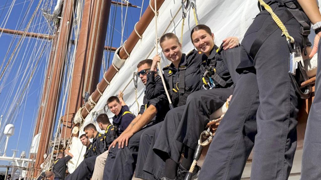 La princesa de Asturias junto a algunos compañeros de Elcano.