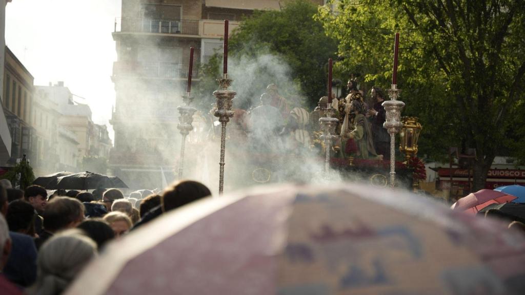Paraguas al paso de La Cena por La Campana el Domingo de Ramos de 2025.