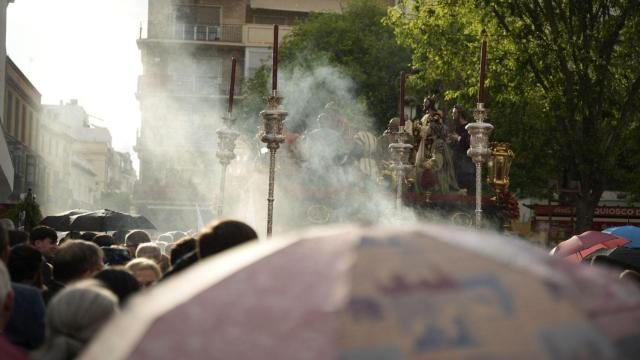 Paraguas al paso de La Cena por La Campana el Domingo de Ramos de 2025.