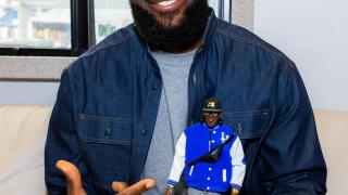 LeBron James con su nuevo muñeco Ken.