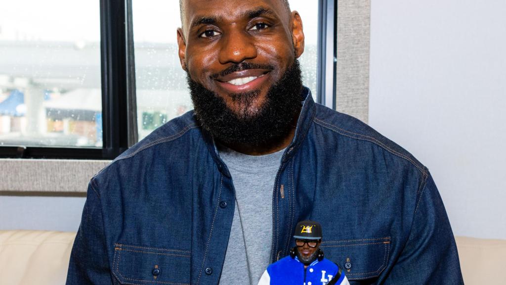 LeBron James con su nuevo muñeco Ken.