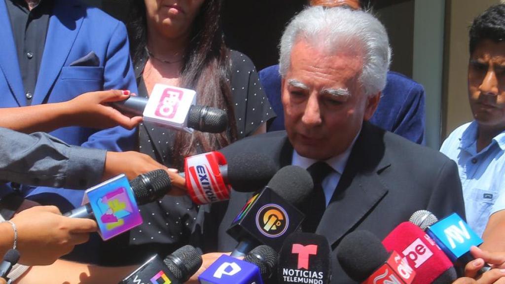 Álvaro Vargas Llosa ante los medios de comunicación.