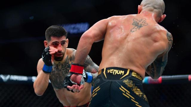 Ilia Topuria durante su pelea contra Volkanovski