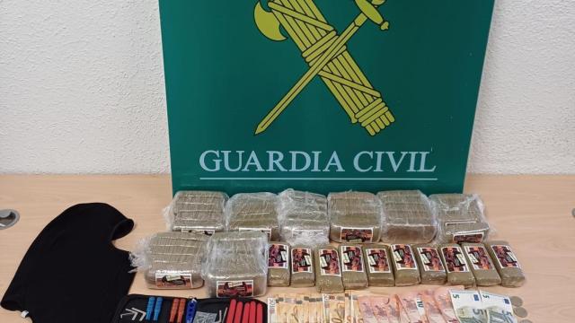 La droga, las herramientas y el dinero incautados a dos jóvenes en un control en Segovia