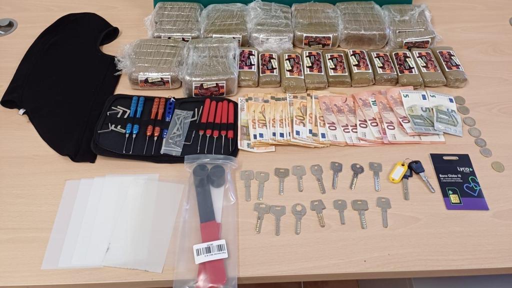 La droga, las herramientas y el dinero incautados a dos jóvenes en un control en Segovia