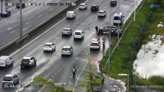 Una salida de vía bajo el puente de San Cristóbal de A Coruña termina con choque en Alfonso Molina