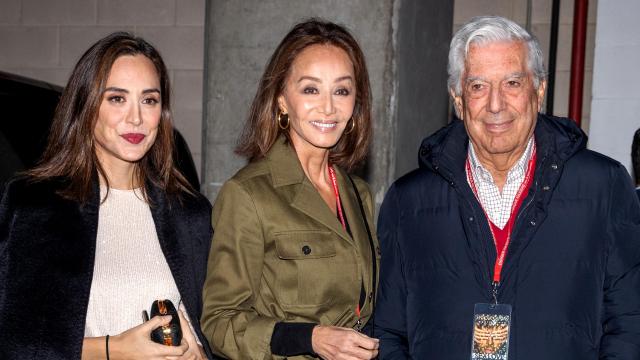 Tamara Falcó junto a su madre, Isabel Preysler, y el Nobel de Literatura, Mario Vargas Llosa, en un acto en 2019.