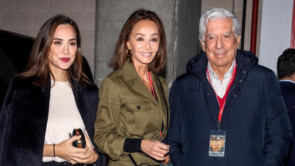 Tamara Falcó junto a su madre, Isabel Preysler, y el Nobel de Literatura, Mario Vargas Llosa, en un acto en 2019.
