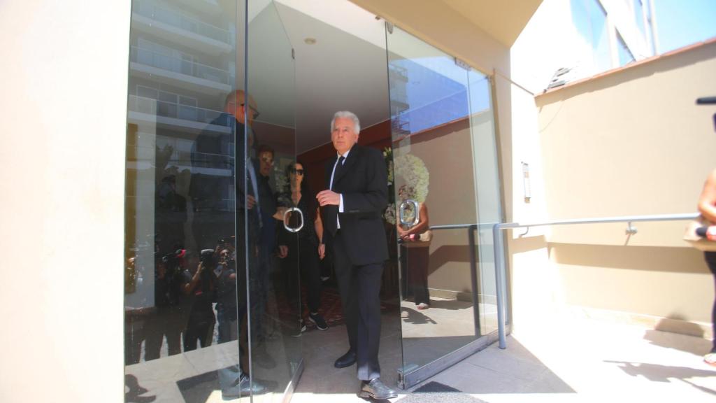 Álvaro Vargas Llosa abandonando el velatorio de su padre.
