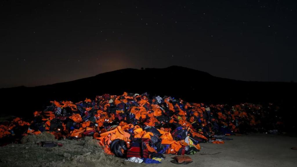 Cientos de salvavidas de los migrantes que llegan a Lesbos.