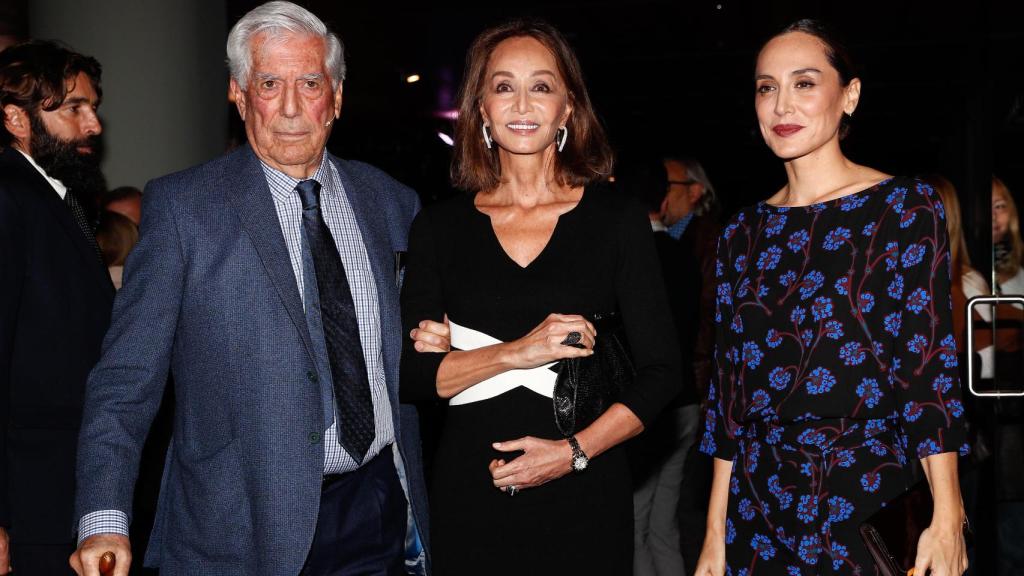 Isabel Preysler, junto a Mario Vargas Llosa y Tamara Falcó, en un acto público.
