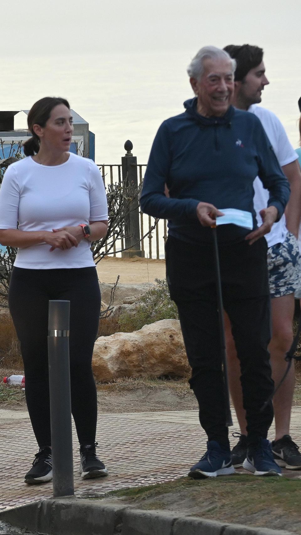 Tamara Falcó junto a Mario Vargas Llosa, en una foto captada en 2022, en Marbella.