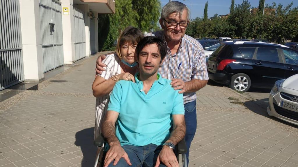 Vicente con sus padres cuando ya iba en silla de ruedas