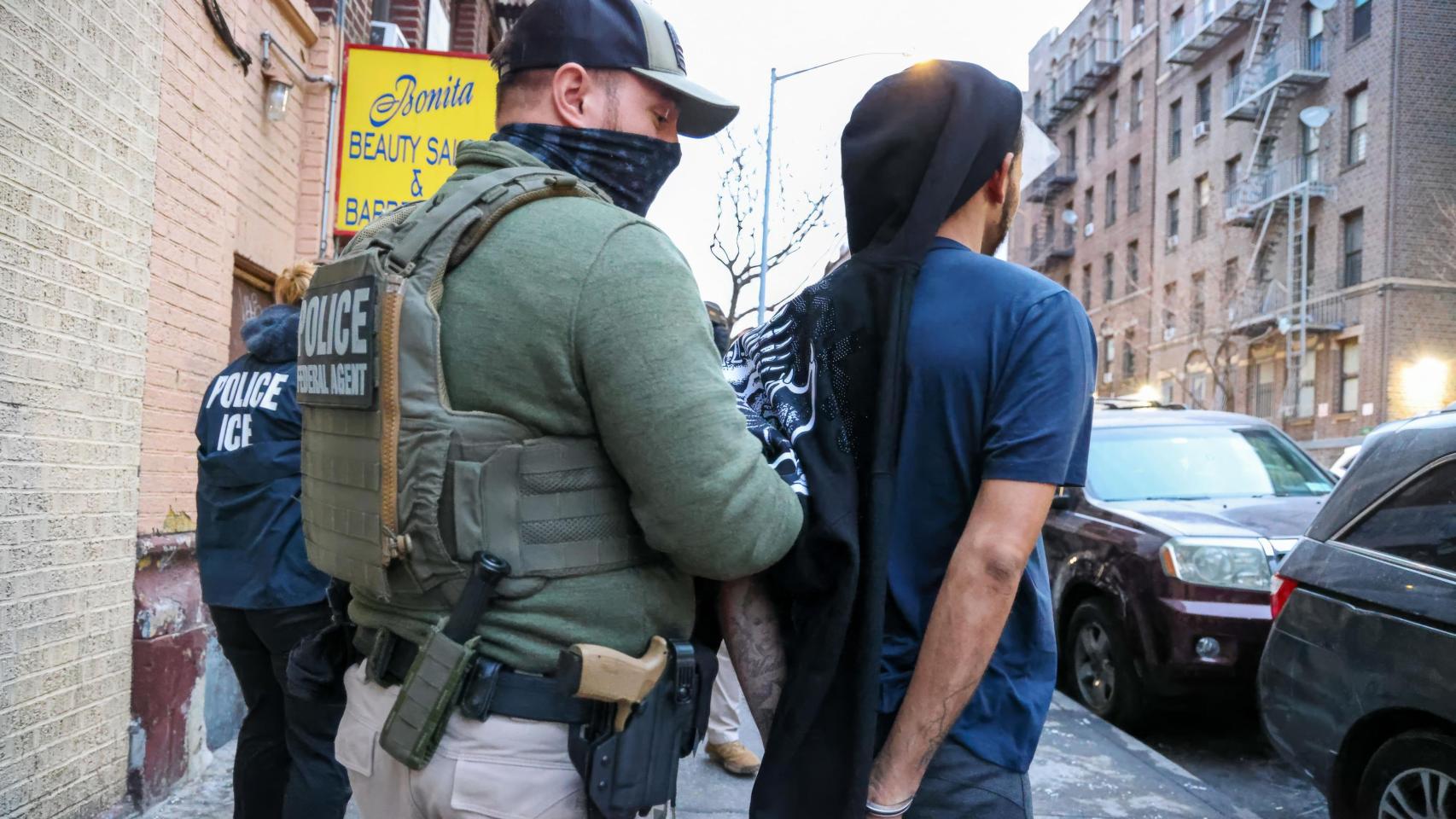 Un agente detiene a un inmigrante en una operación policial en enero de 2025 en Nueva York.