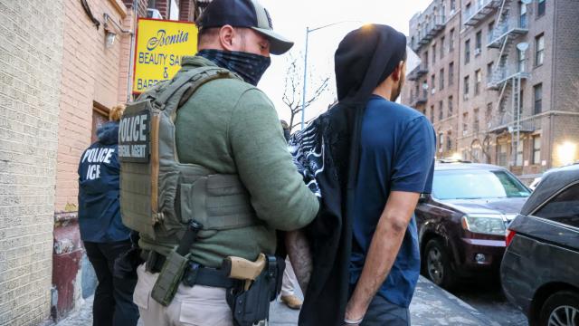 Un agente detiene a un inmigrante en una operación policial en enero de 2025 en Nueva York.