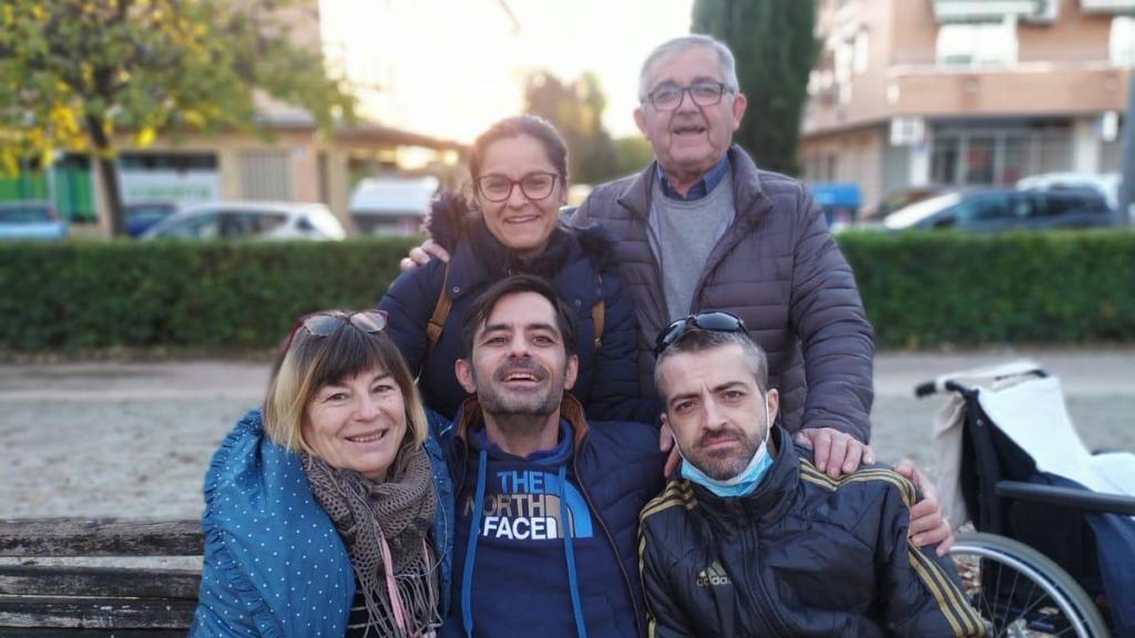 Antonio con sus tres hijos y su mujer