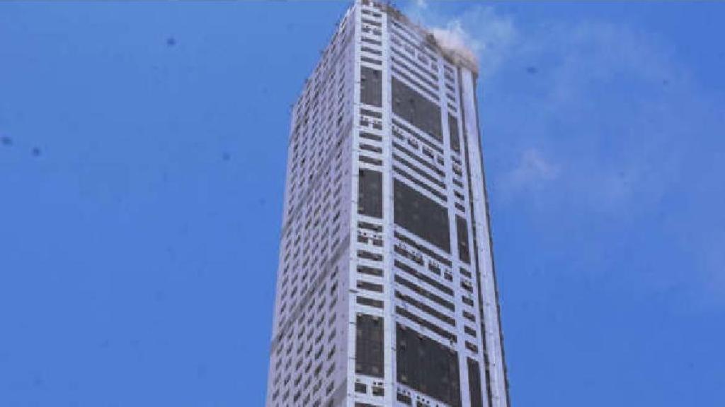 Momento del incendio en el edificio residencial de 52 plantas de Sharjah, al este de Dubái.