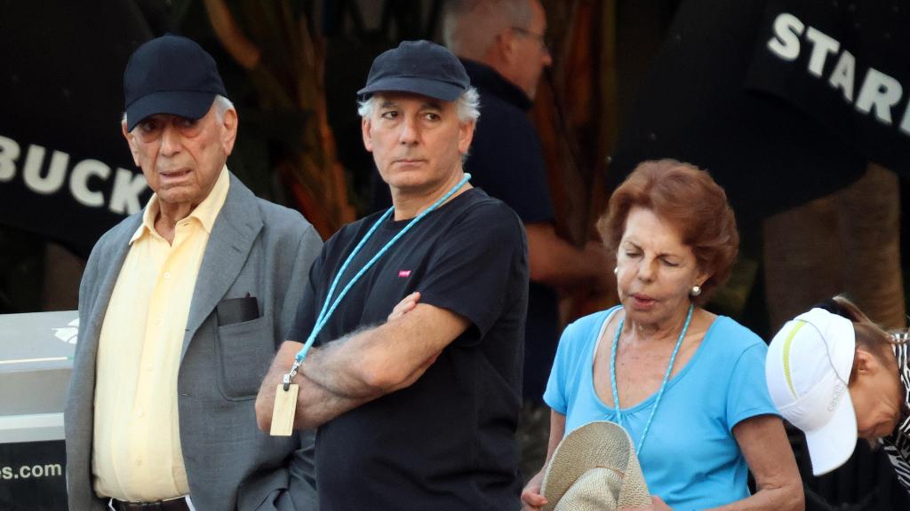 Patricia Llosa, junto a Mario y su hijo mayor, Álvaro, en una imagen captada en 2023, en Marbella.