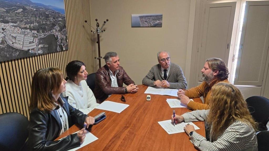 Imagen de archivo del alcalde de Manilva, José Manuel Fernández, en una reunión con concejales de la Corporación.