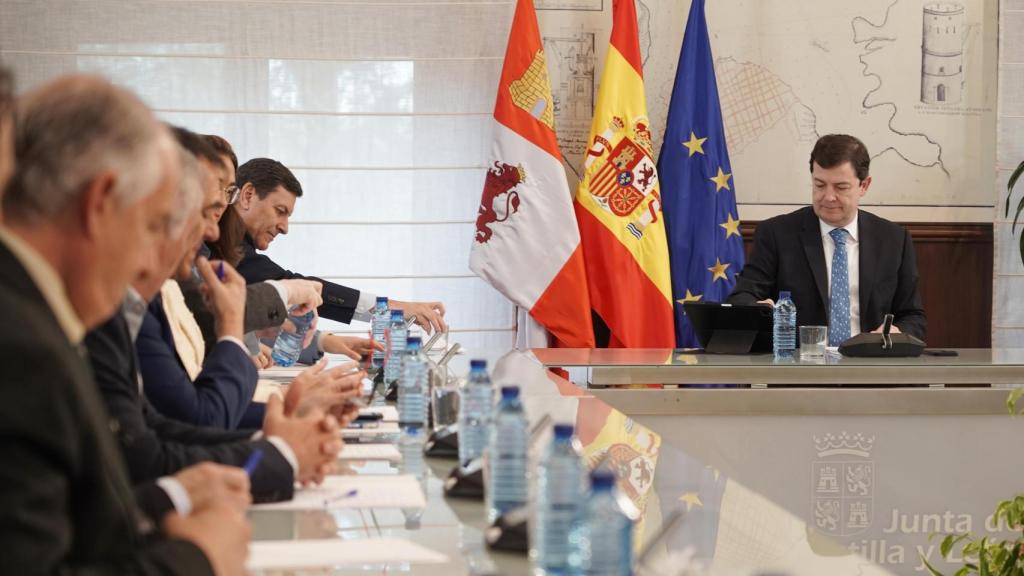 Representantes de los sectores afectados por los aranceles de Estados Unidos y el presidente de la Junta, Alfonso Fernández Mañueco, durante la reunión de este martes