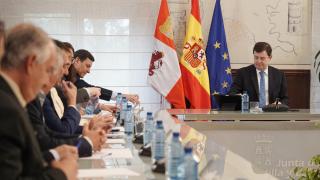 Representantes de los sectores afectados por los aranceles de Estados Unidos y el presidente de la Junta, Alfonso Fernández Mañueco, durante la reunión de este lunes